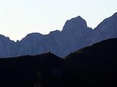 04 Dietro alla chiesetta della Manina spuntano le 4 Matte della Presolana